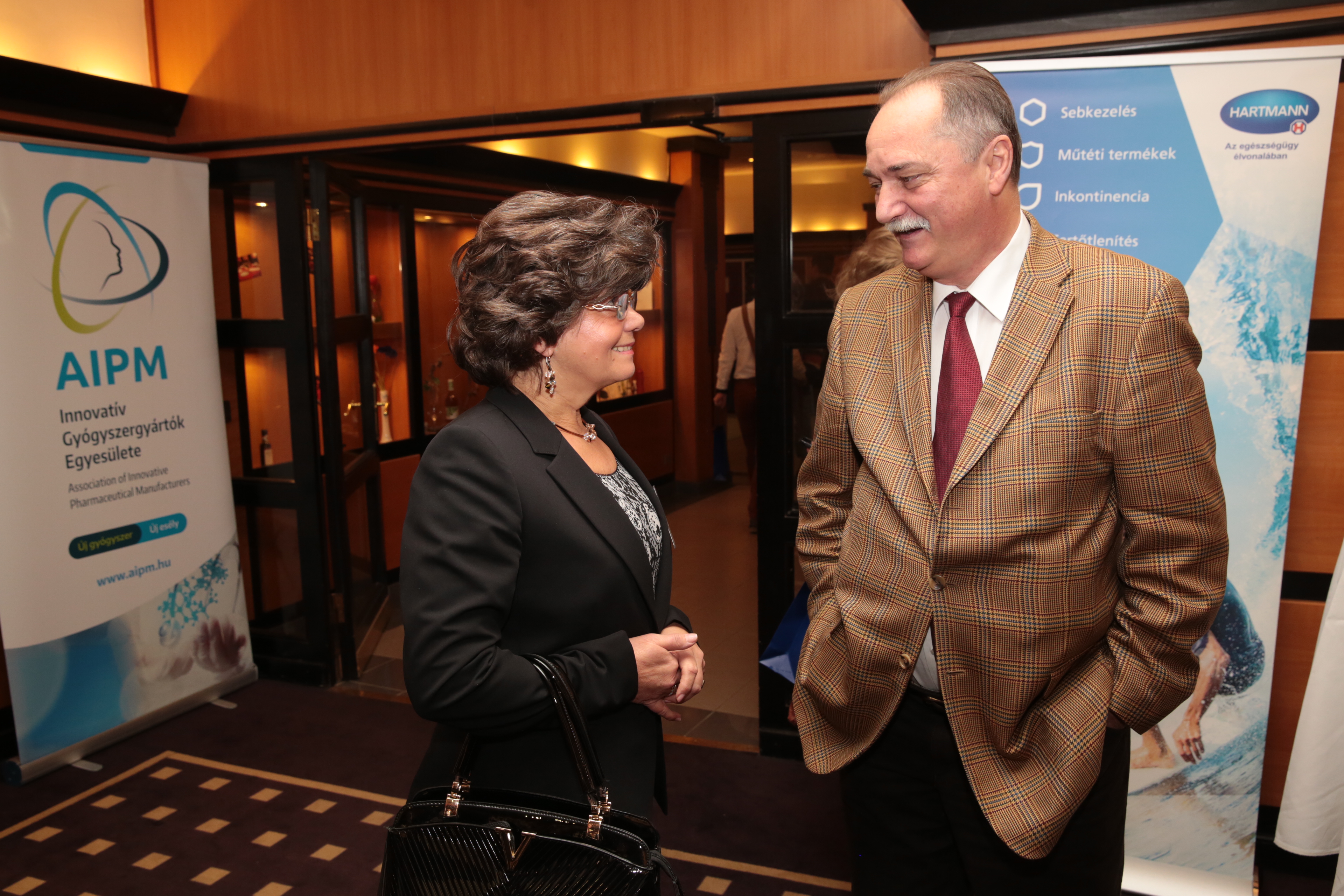 Dr. Ujfalussy Györgyné (Egis Zrt. kormányzati kapcsolatokért felelős igazgató), Prof. Dr. Balogh Sándor (PTE)