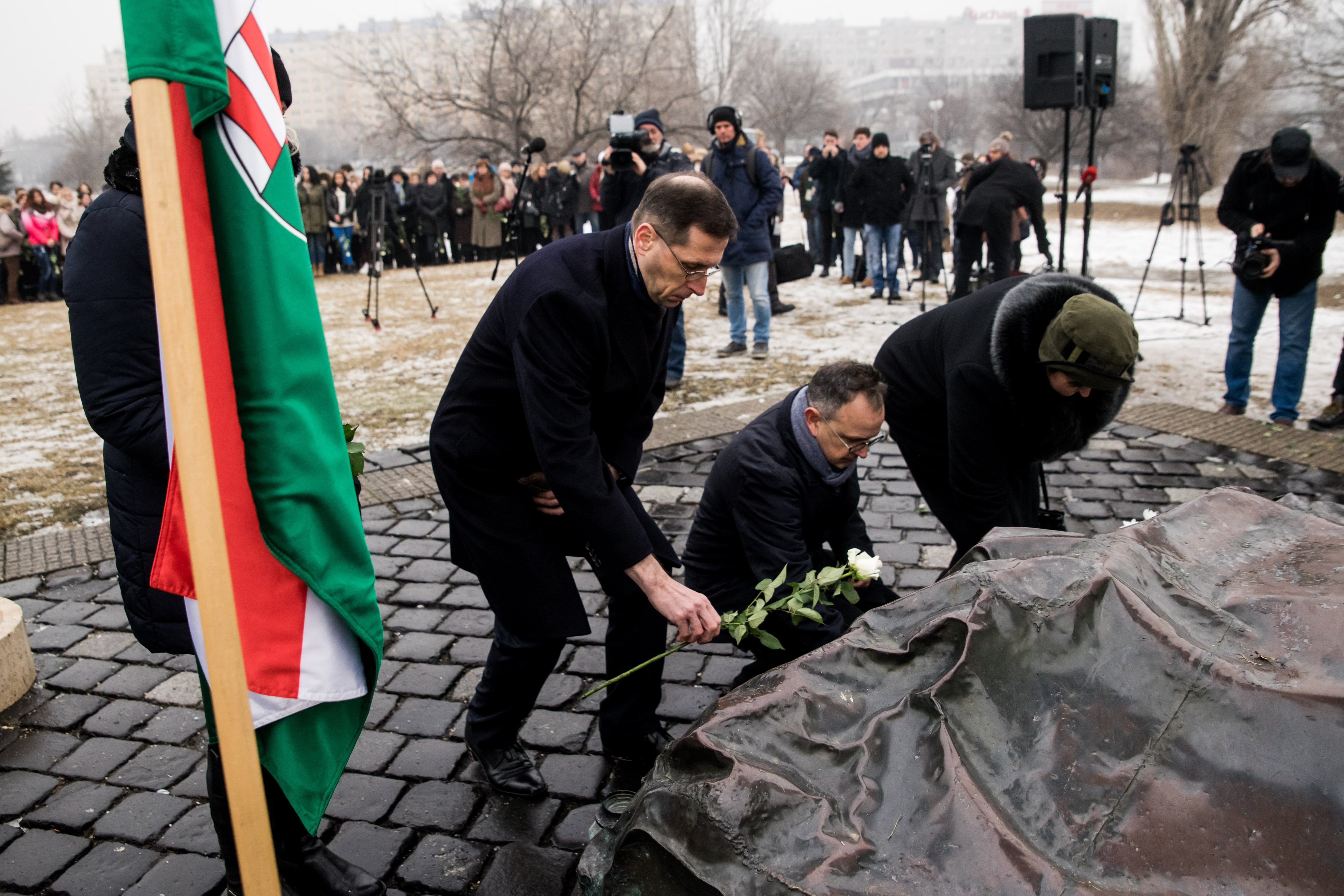 Varga Mihály nemzetgazdasági miniszter és Bús Balázs (Fidesz-KDNP), Óbuda-Békásmegyer polgármestere virágot helyez el a veronai buszbaleset áldozatairól tartott megemlékezésen a nemzeti 