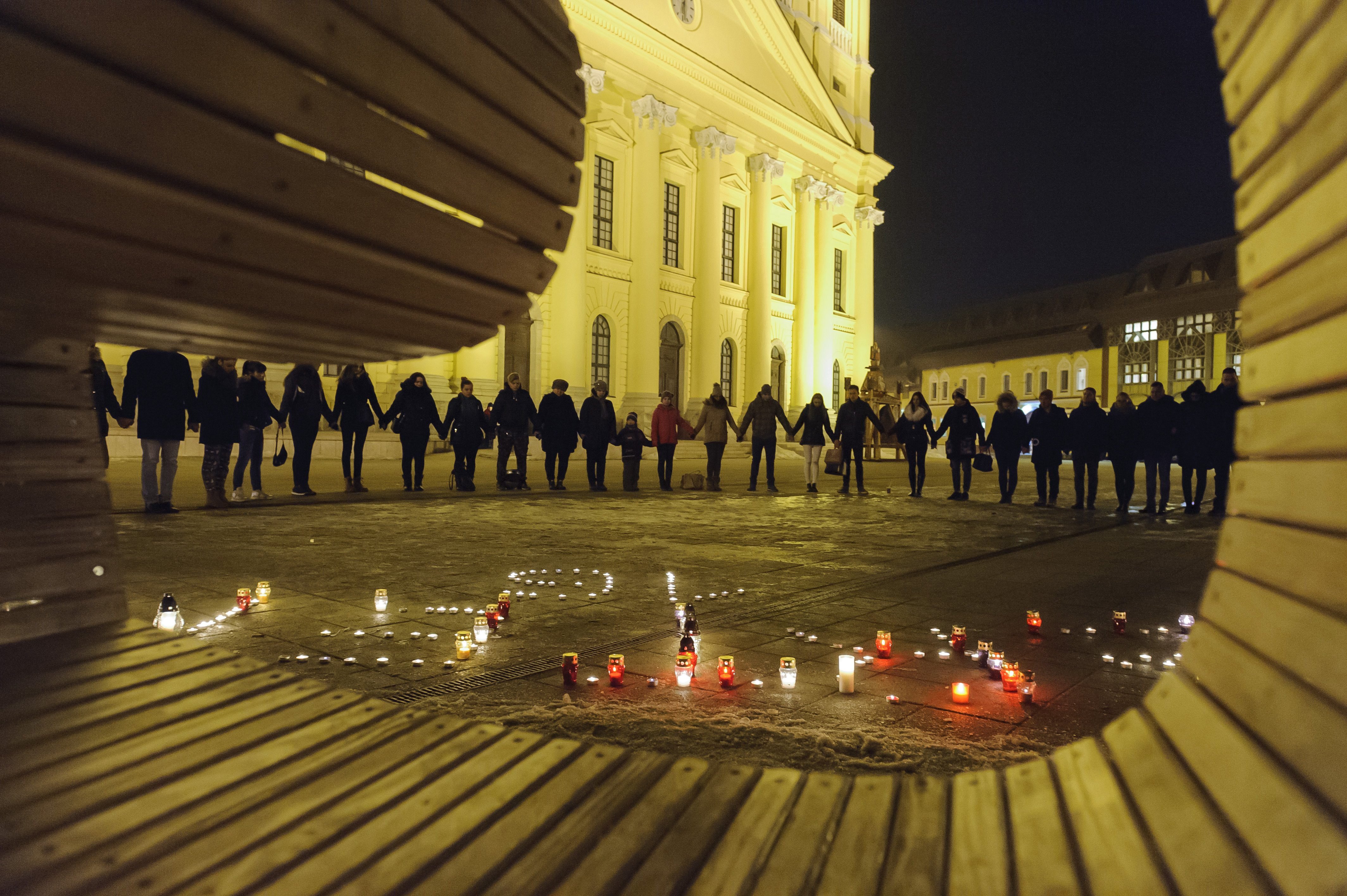 A veronai buszbaleset áldozataira emlékeznek a nemzeti gyásznapon a debreceni Kossuth téren.