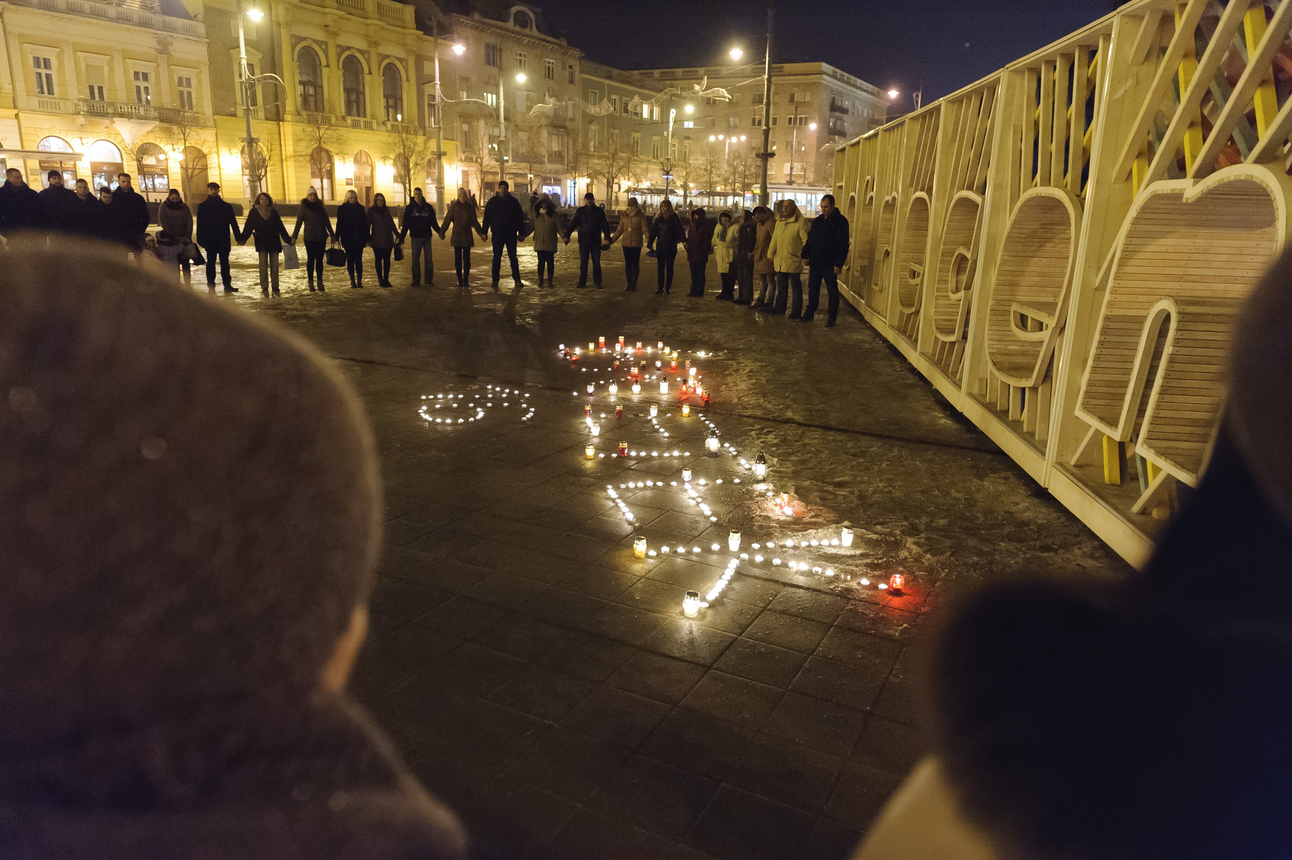 A veronai buszbaleset áldozataira emlékeznek a nemzeti gyásznapon a debreceni Kossuth téren.