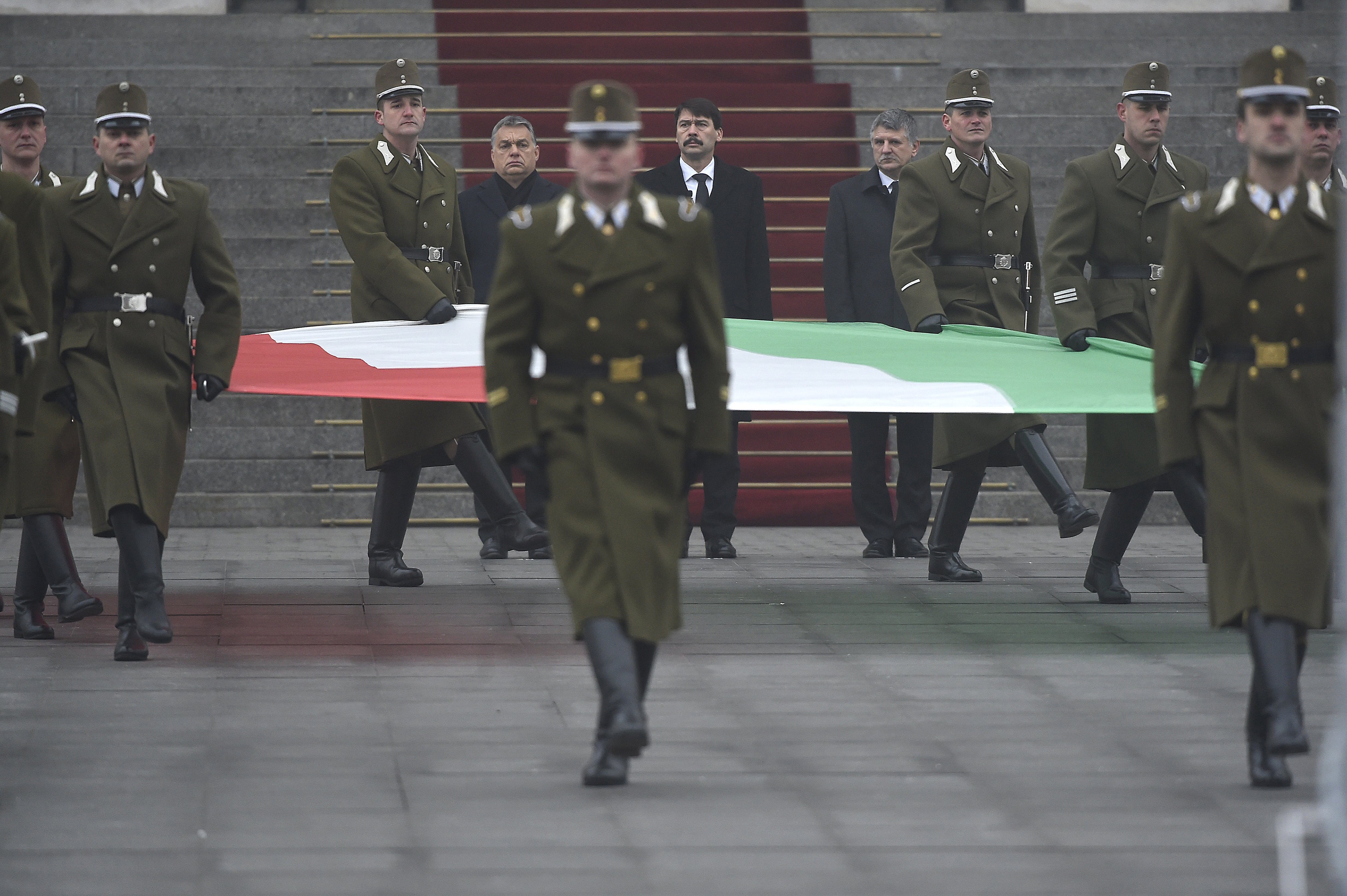 Áder János köztársasági elnök, Kövér László, az Országgyűlés elnöke és Orbán Viktor miniszterelnök az Országház előtti Kossuth Lajos téren, ahol katonai tiszteletadással felvonj