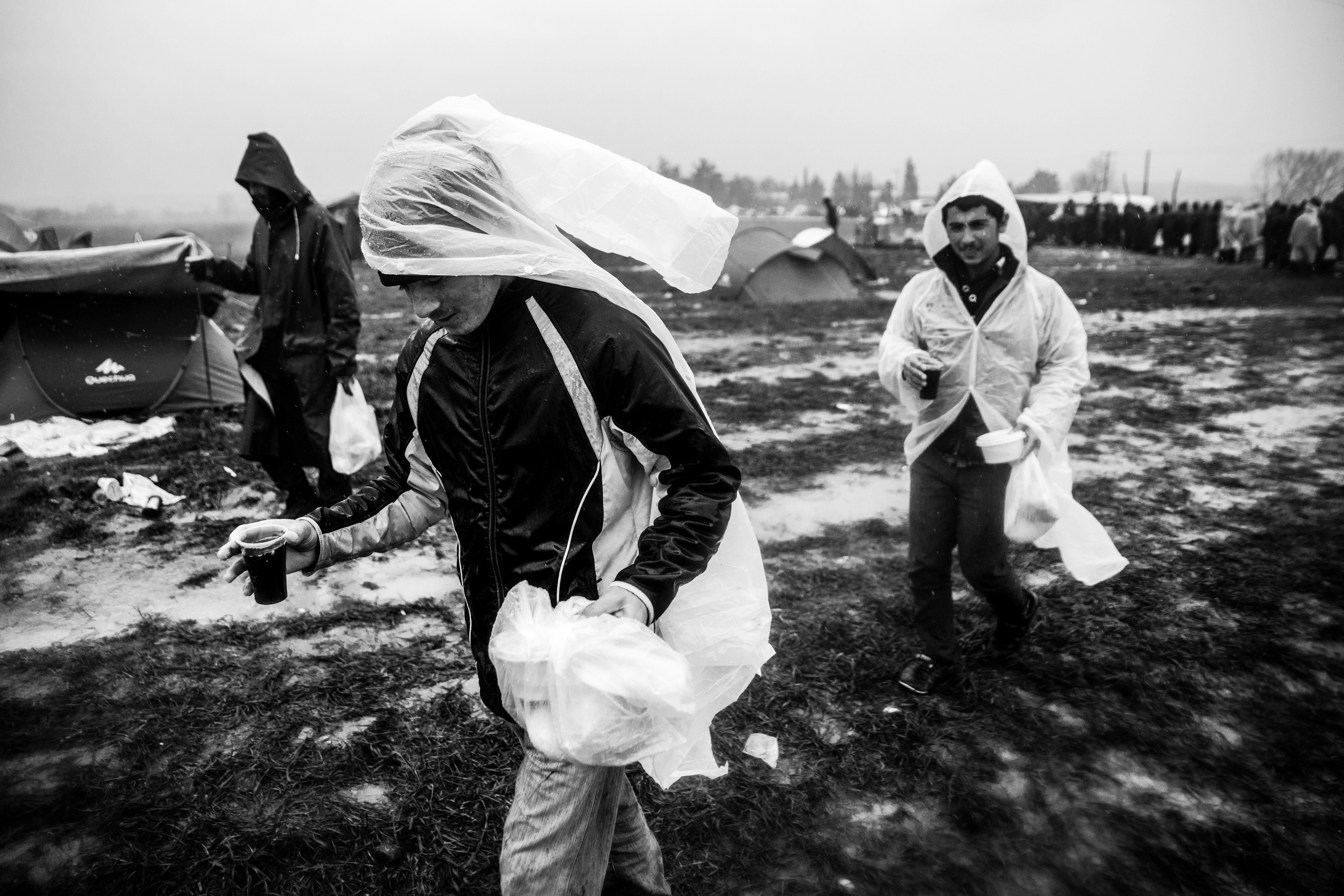 Balogh Zoltánnak, az MTI/MTVA fotóriporterének felvétele az Idomeni, a Balkán út utolsó napjai című sorozatából, amely a 35. Magyar Sajtófotó Pályázat Képriport (sorozat) kategóriába