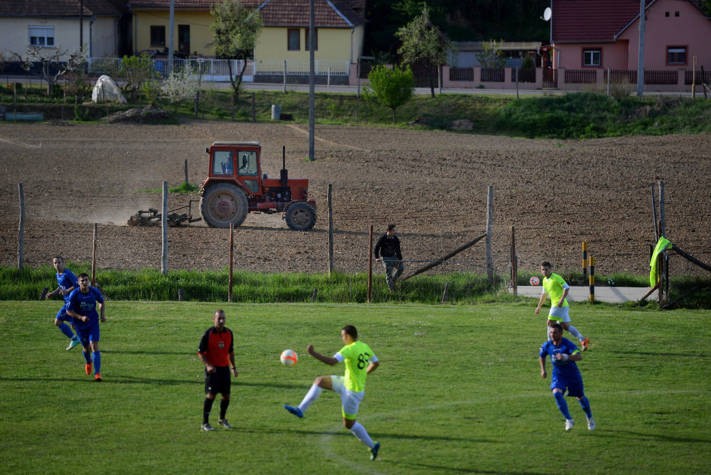 Mártonfai Dénes (Tolnai Népújság) felvétele a Vidéki foci című sorozatából, amely első díjat nyert a 35. Magyar Sajtófotó Pályázat sport kategóriájában