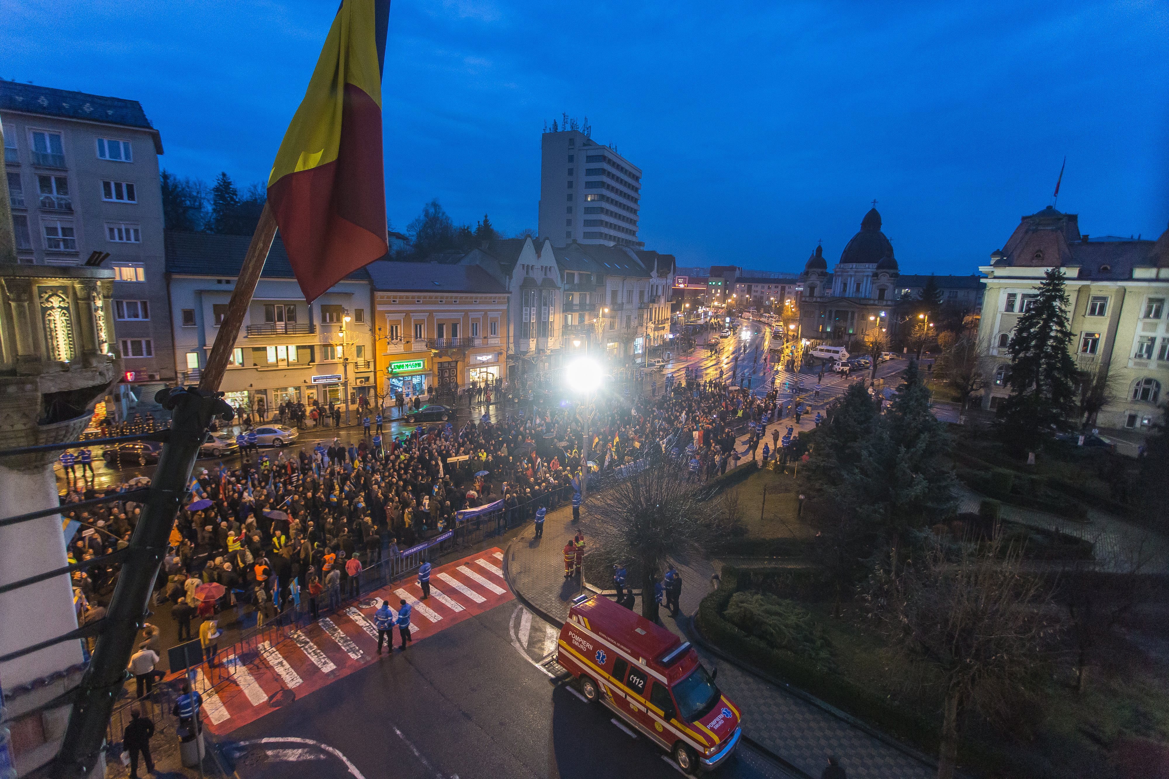 Résztvevők a székely vértanúk emlékművénél tartott megemlékezés után Marosvásárhely főterén, ahol átadták a prefektusi hivatal képviselőjének Románia kormányának és parlamentj
