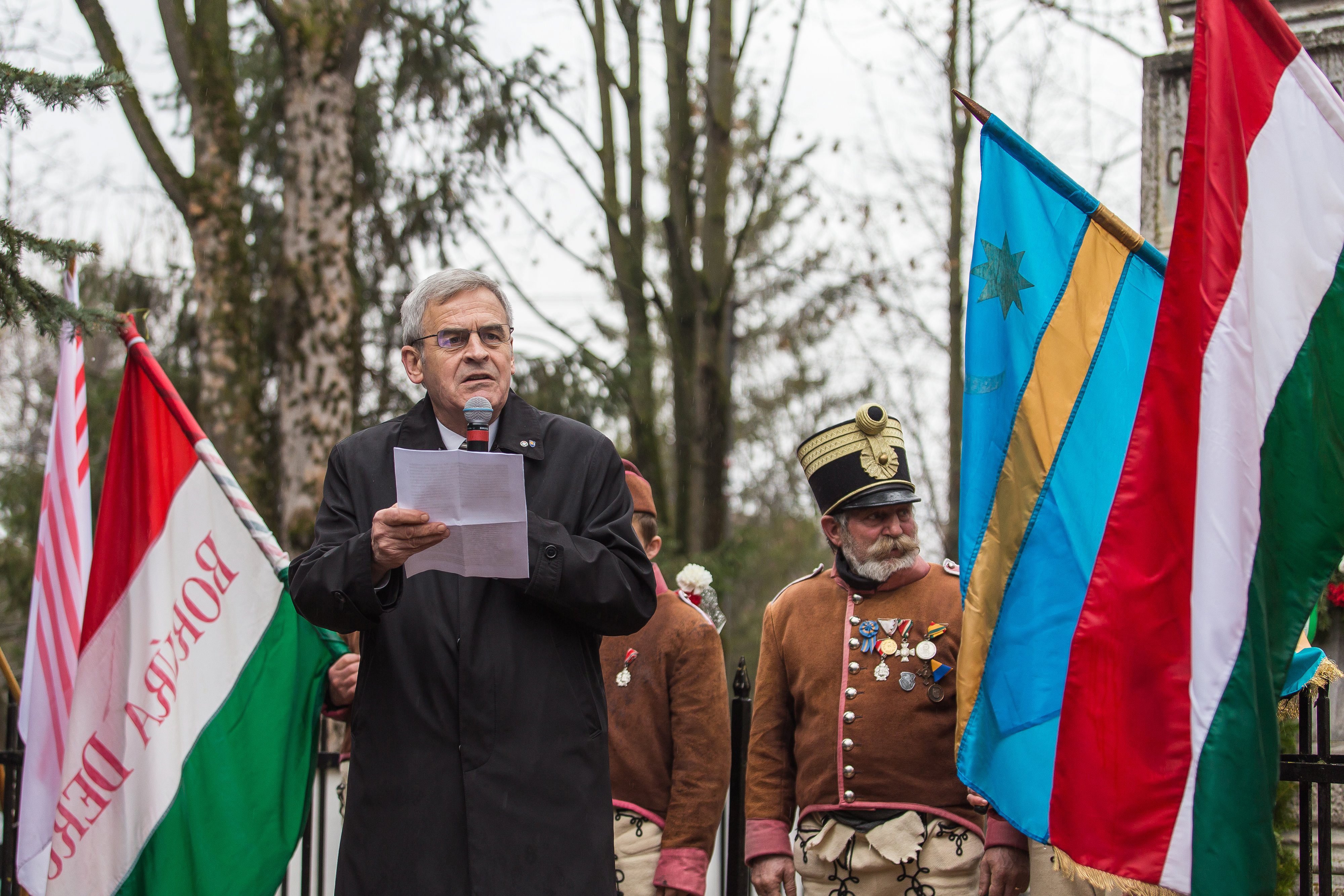 Tőkés László, az Erdélyi Magyar Nemzeti Tanács (EMNT) elnöke beszédet mond a marosvásárhelyi székely vértanúk emlékművénél