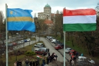 Székely és magyar zászló a székely szabadság napja alkalmából tartott megemlékezésen Esztergomban